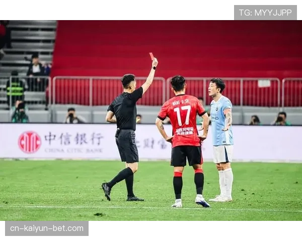 红牌规则：裁判对直接红牌与两黄变红的判罚依据与禁赛影响