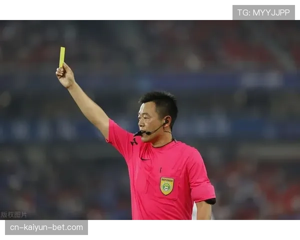 裁判职责：比赛中如何界定主裁与助理裁判的判罚权限