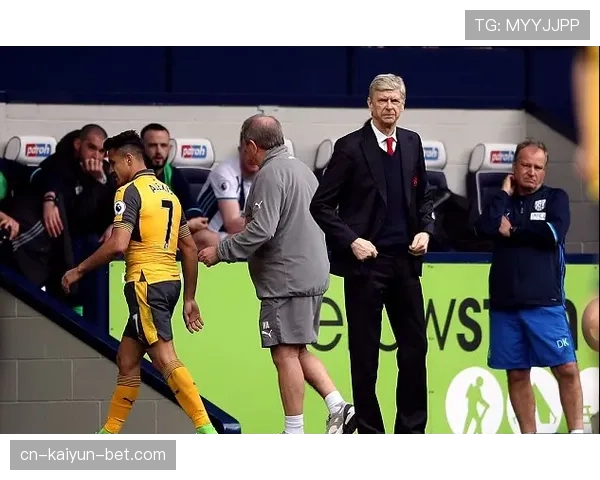 足球规则中对手部动作的判罚逻辑：为何“首饰佩戴”可能构成犯规？